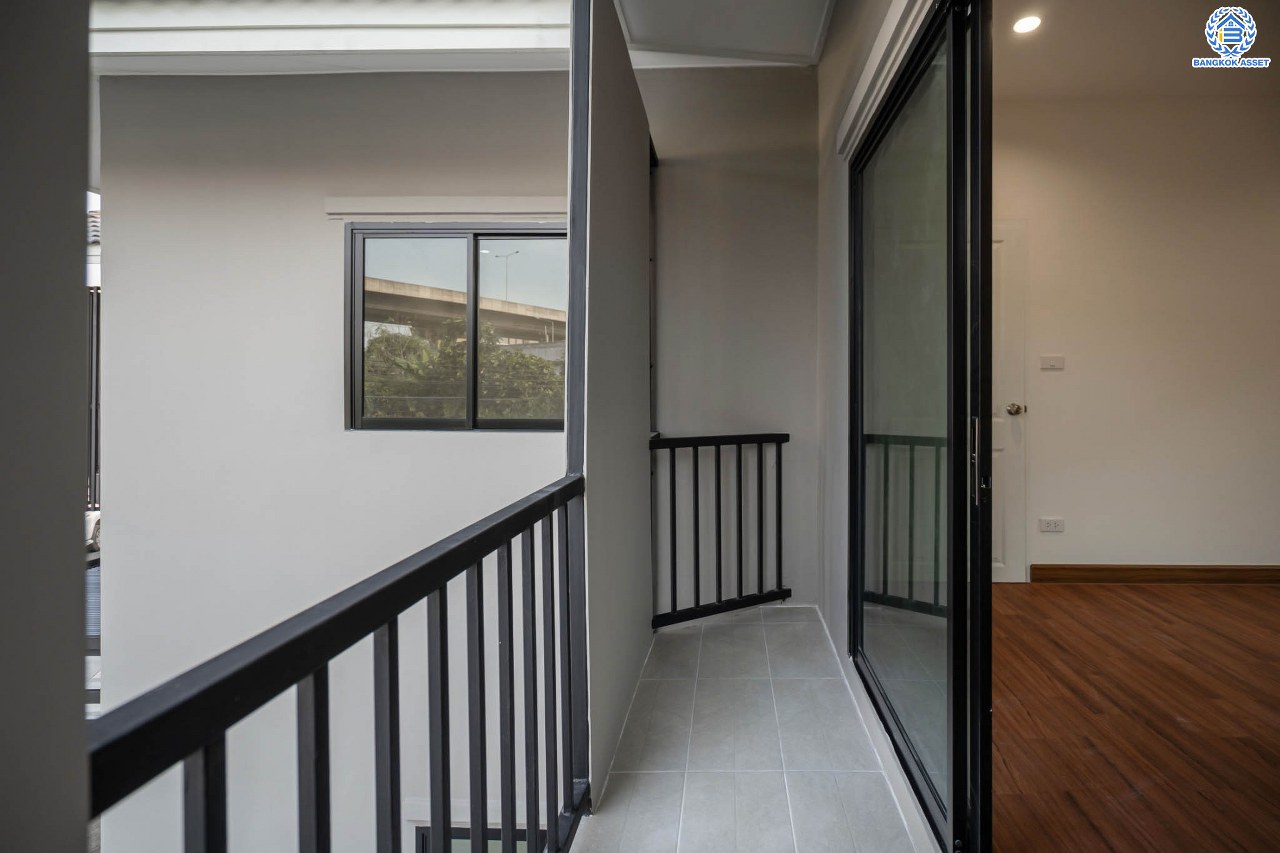 บ้านมือสองตกแต่งใหม่ โครงการ บูรพาวิลล่า3 บรมราชชนนี เนื้อที่ 60 ตร.ว. ฟังก์ชันครบ 4 ห้องนอน 3 ห้องน้ำ 1 ห้องอเนกประสงค์ 2 ที่จอดรถ บ้านสวยสภาพดี พร้อมเข้าอยู่ บนทำเลศักยภาพเข้า-ออกได้หลายเส้นทาง ใกล้รถไฟฟ้าสายสีน้ำเงิน "สถานีไฟฉาย" และทางด่วน "ศรีรัช"